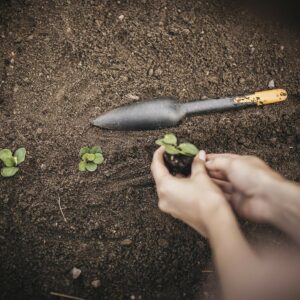 Fiskars 340110-1001 Seed Planting Trowel, Black - Image 5