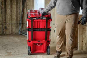 Milwaukee PACKOUT 22 in. Rolling Low Profile Handle Tool Box Black/Red - Image 3