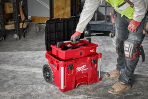 Milwaukee PACKOUT 22 in. Rolling Low Profile Handle Tool Box Black/Red - Image 5
